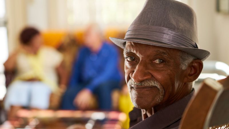 No Brasil, a diferença média entre a expectativa de vida e a expectativa de saúde no Brasil é de 10,5 anos. - Envato