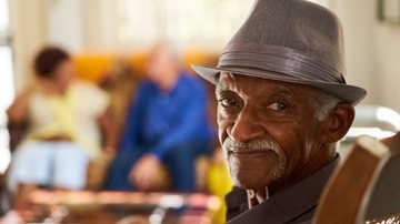 No Brasil, a diferença média entre a expectativa de vida e a expectativa de saúde no Brasil é de 10,5 anos. - Envato