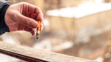 O tabaco é apontado com principal risco para câncer, especialmente entre pessoas com menos de 50 anos de idade - Envato