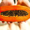Mamão é um dos alimentos que podem ajudar a resolver o problema; ingestão de água também é importante - Envato