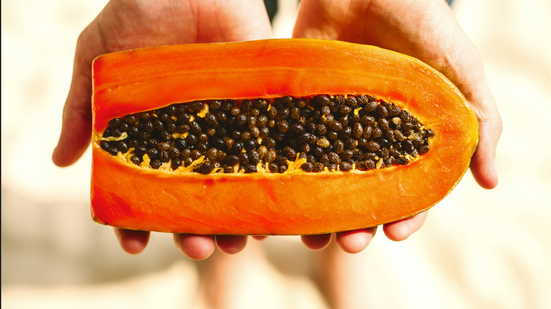 Mamão é um dos alimentos que podem ajudar a resolver o problema; ingestão de água também é importante - Envato
