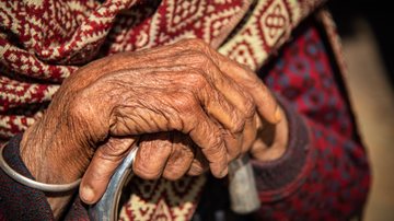 Hoje, o Estatuto da Pessoa Idosa prevê, dependendo da gravidade do crime, a pena mínima de detenção de dois meses. - Envato