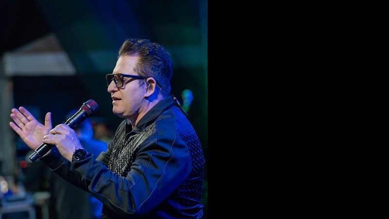 Marrone cai do palco em show, mas apenas fez corte na testa - Divulgação