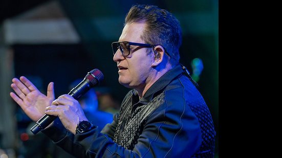Marrone cai do palco em show, mas apenas fez corte na testa - Divulgação