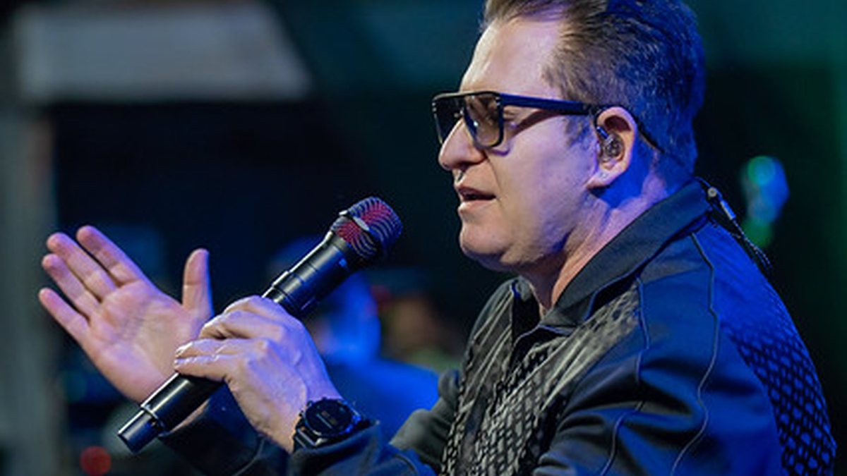 Marrone cai do palco em show, mas apenas fez corte na testa - Divulgação