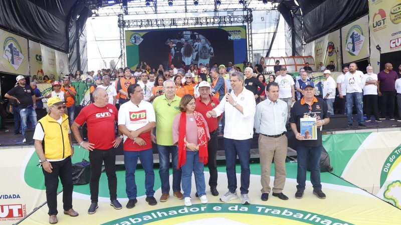 Os ministros do Trabalho e Emprego, Luiz Marinho; da Secretaria-Geral da Presidência da República, Márcio Macêdo; e das Mulheres, Aparecida Gonçalves em evento do Dia do Trabalho - Divulgação Força Sindical/ Jaélcio Santana