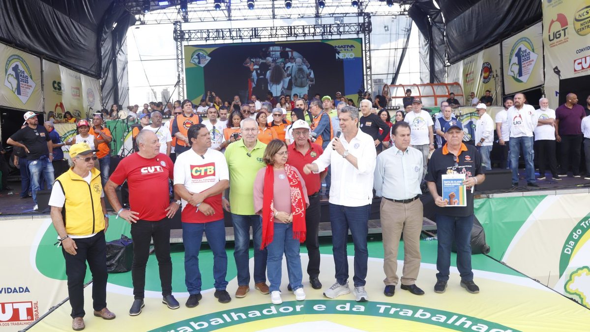 Os ministros do Trabalho e Emprego, Luiz Marinho; da Secretaria-Geral da Presidência da República, Márcio Macêdo; e das Mulheres, Aparecida Gonçalves em evento do Dia do Trabalho - Divulgação Força Sindical/ Jaélcio Santana