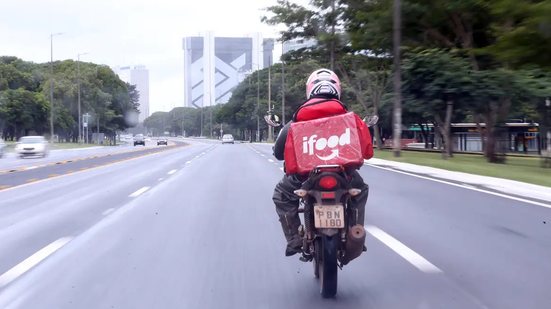 O cliente da iFood vai poder pedir viagens em carros da Uber e vice-versa - Marcello Casal/Agência Brasil