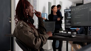 Pesquisa mostra sub-representação feminina em cargos de tecnologia e alerta para a urgência de políticas inclusivas no setor - Envato