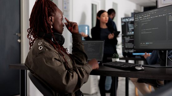 Pesquisa mostra sub-representação feminina em cargos de tecnologia e alerta para a urgência de políticas inclusivas no setor - Envato