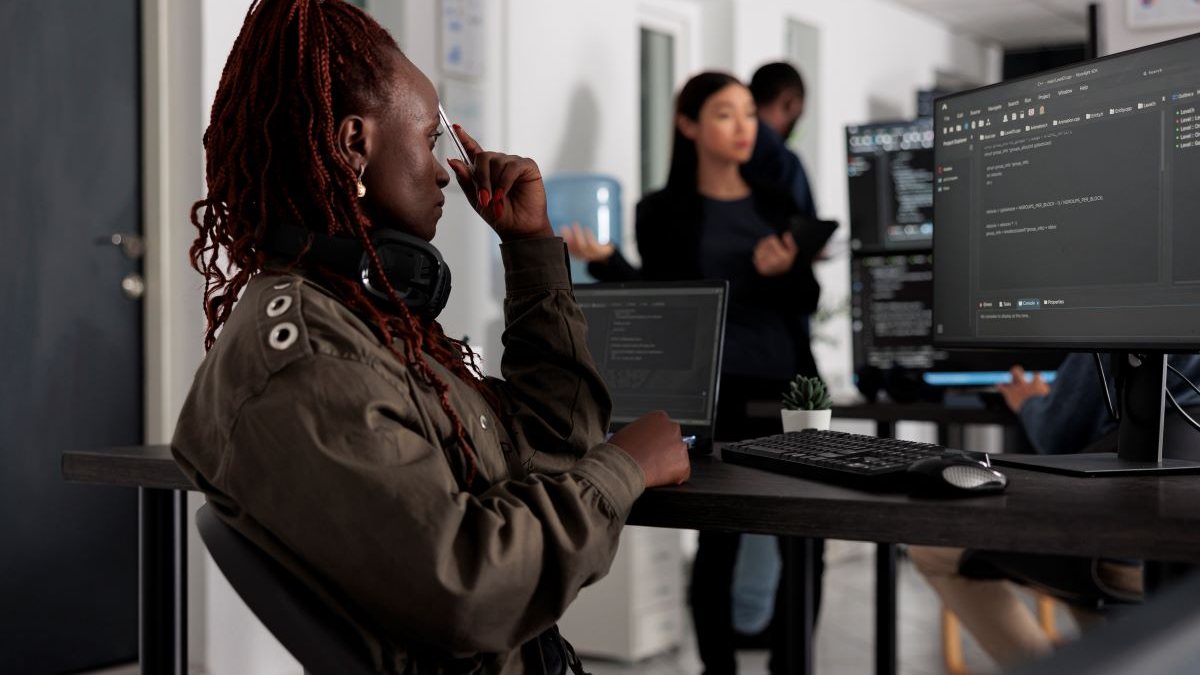 Pesquisa mostra sub-representação feminina em cargos de tecnologia e alerta para a urgência de políticas inclusivas no setor - Envato