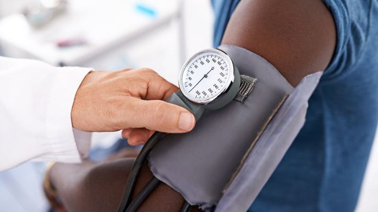 Apenas 28% dos atendimentos previstos para aferição da pressão arterial e consultas para pacientes com hipertensão foram de fato realizados - Foto: Envato Elements