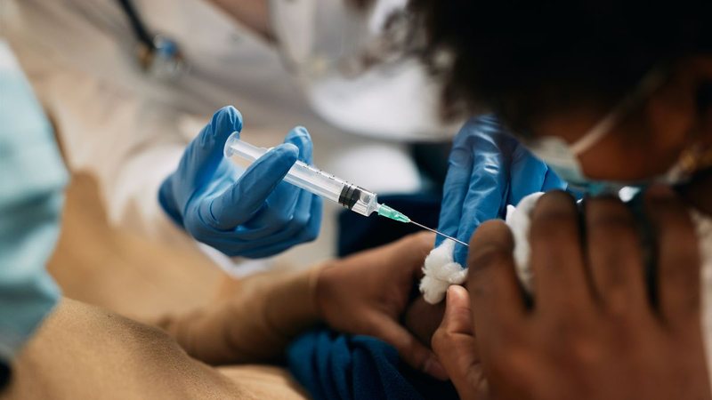 A vacina contra a gripe é atualizada anualmente para combater as cepas mais recentes do vírus influenza - Foto: Envato Elements
