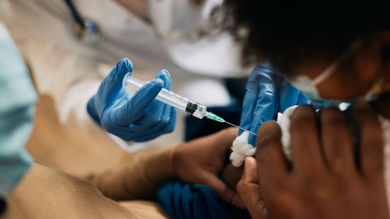 A vacina contra a gripe é atualizada anualmente para combater as cepas mais recentes do vírus influenza - Foto: Envato Elements