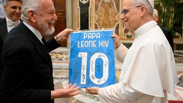 Papa recebeu a camisa 10 do Napoli do presidente do clube, Aurelio di Laurentis - Simone Risoluti/Vatican Media