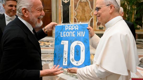 Papa recebeu a camisa 10 do Napoli do presidente do clube, Aurelio di Laurentis - Simone Risoluti/Vatican Media