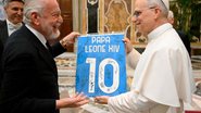Papa recebeu a camisa 10 do Napoli do presidente do clube, Aurelio di Laurentis - Simone Risoluti/Vatican Media