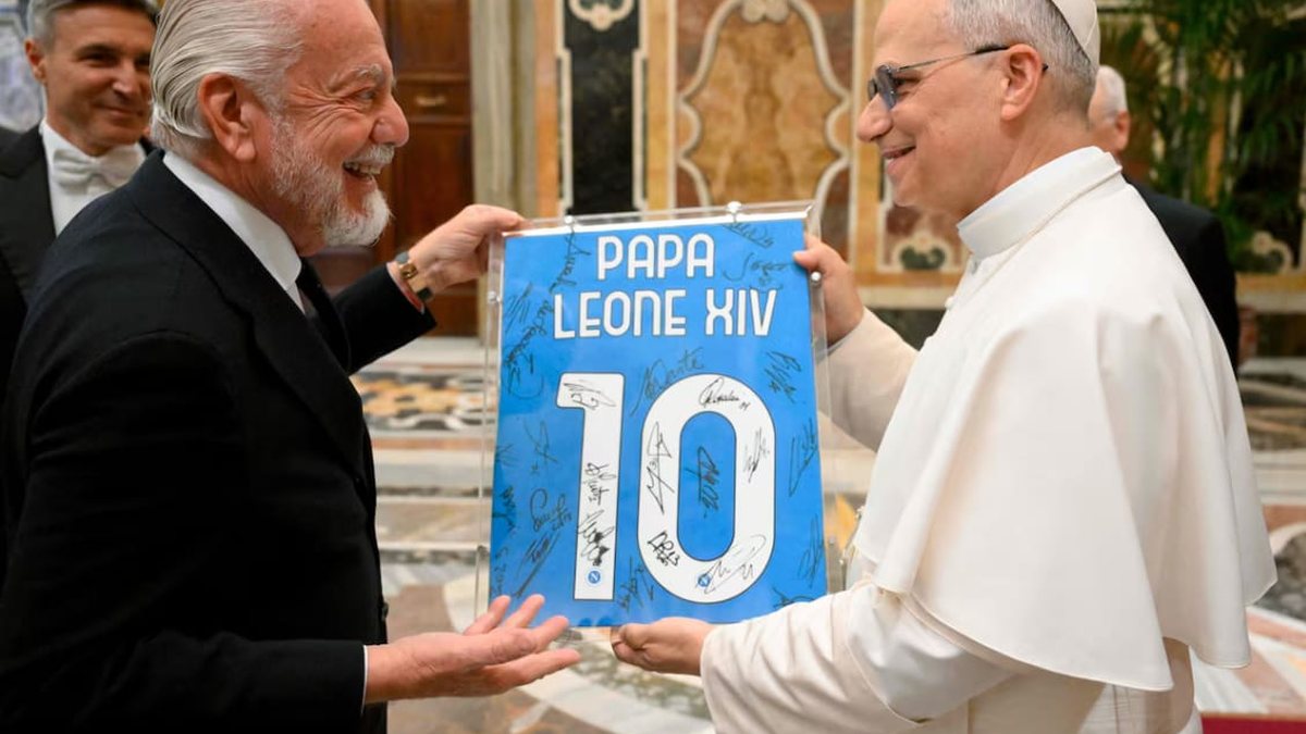 Papa recebeu a camisa 10 do Napoli do presidente do clube, Aurelio di Laurentis - Simone Risoluti/Vatican Media