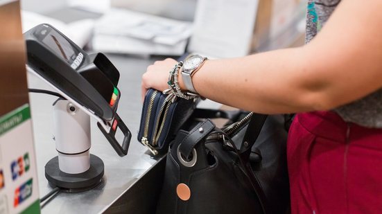 Esse dinheiro extra é um benefício para trabalhadores de baixa renda - Foto: Envato Elements