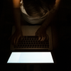 Conheça algumas estratégias simples para manter seus filhos seguros na internet sem comprometer sua privacidade - Foto: Envato Elements