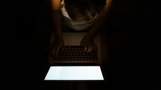 Conheça algumas estratégias simples para manter seus filhos seguros na internet sem comprometer sua privacidade - Foto: Envato Elements