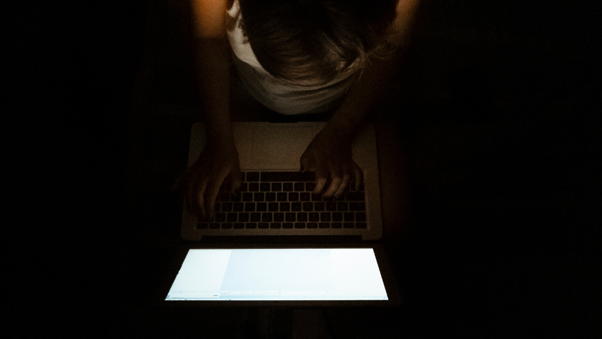 Conheça algumas estratégias simples para manter seus filhos seguros na internet sem comprometer sua privacidade - Foto: Envato Elements