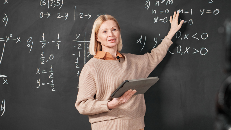 Saiba o que muda e como solicitar a aposentadoria dos professores - Foto: Envato Elements