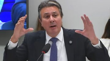 Ministro Camilo Santana diz que não acredita que povo queira ser atendido por enfermeiro formado 100% a distância - Reprodução TV Câmara