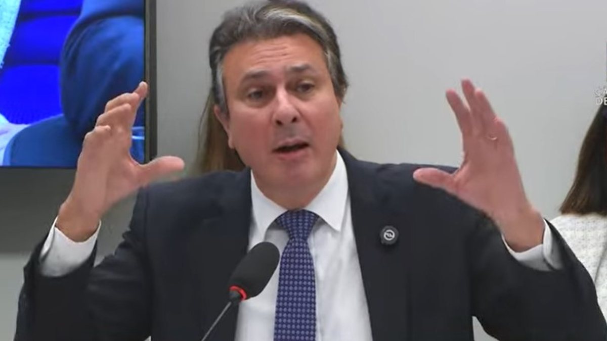 Ministro Camilo Santana diz que não acredita que povo queira ser atendido por enfermeiro formado 100% a distância - Reprodução TV Câmara