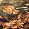 Jogar sal nas brasas não só realça o sabor da carne, mas também ajuda a controlar o fogo - Foto: Envato Elements