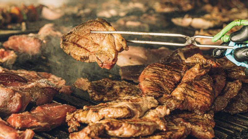 Jogar sal nas brasas não só realça o sabor da carne, mas também ajuda a controlar o fogo - Foto: Envato Elements