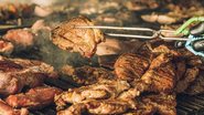 Jogar sal nas brasas não só realça o sabor da carne, mas também ajuda a controlar o fogo - Foto: Envato Elements
