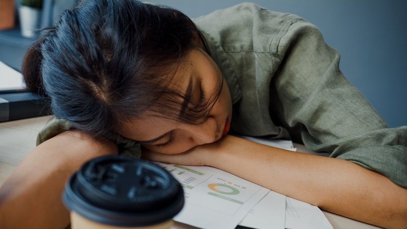 Quando a sonolência diurna se torna frequente, é importante ficar atento - Foto: Envato Elements
