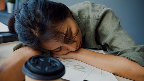 Quando a sonolência diurna se torna frequente, é importante ficar atento - Foto: Envato Elements