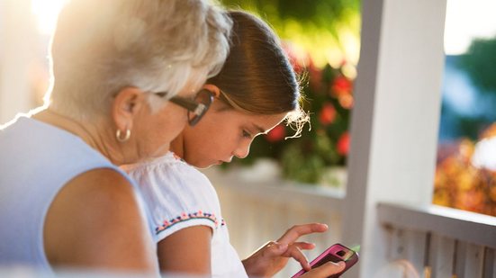 O especialista explica que os efeitos negativos em geral são diferentes para meninas e meninos, causando problemas em todas as faixas etárias - Envato