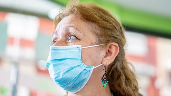 Doença é causada pela família viral coronavírus e pode levar ao óbito após complicações renais, hepáticas ou pulmonares. - Envato