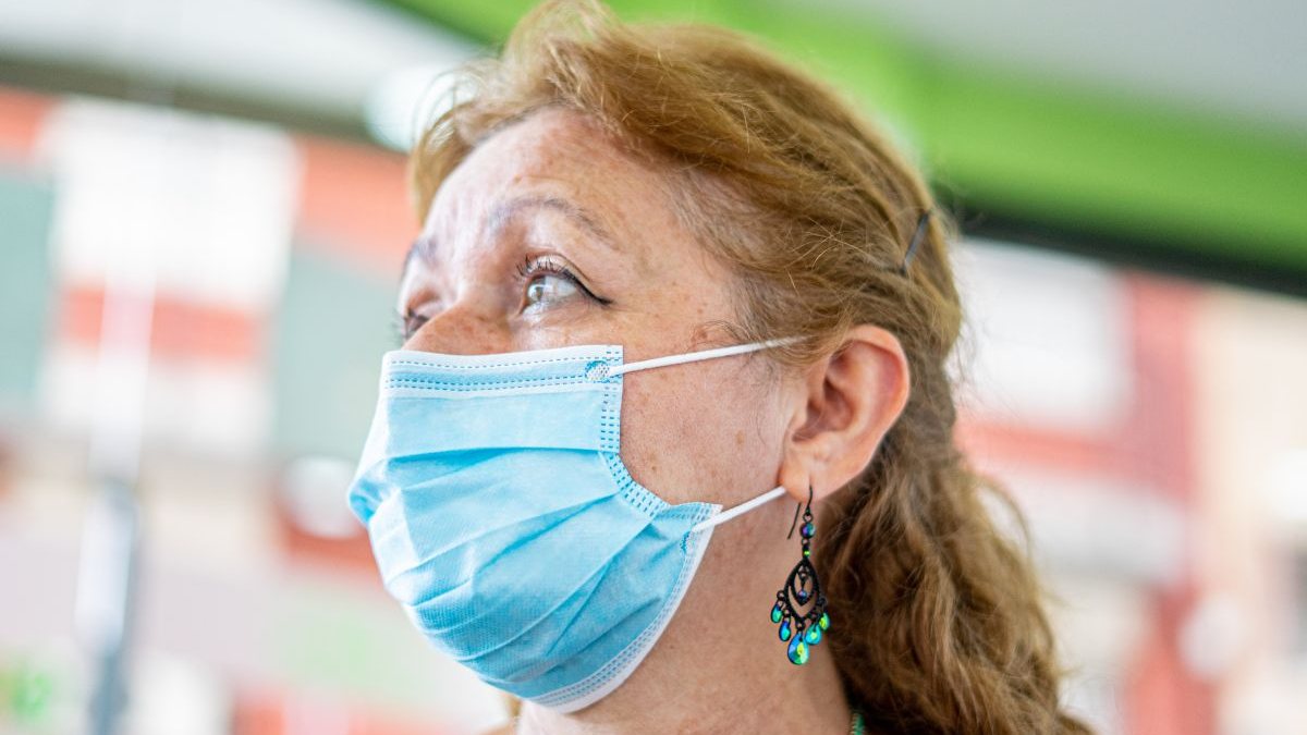 Doença é causada pela família viral coronavírus e pode levar ao óbito após complicações renais, hepáticas ou pulmonares. - Envato