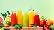 Maneira saborosa e natural de contribuir para a imunidade, os sucos podem conter laranja, goiaba e limão, entre outras frutas - Foto: Envato Elements