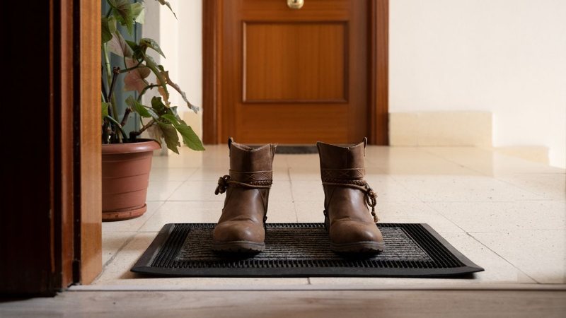 Tirar os sapatos ao entrar em casa pode parecer algo banal, mas faz toda a diferença para quem busca um ambiente mais saudável e acolhedor. - Foto: Envato Elements