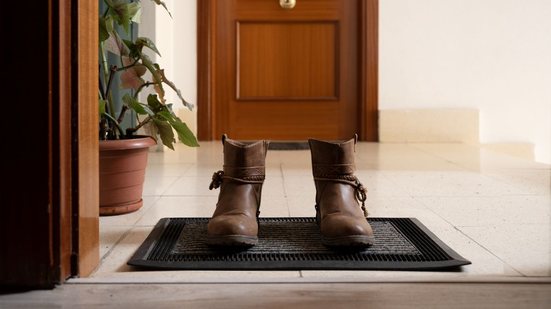 Tirar os sapatos ao entrar em casa pode parecer algo banal, mas faz toda a diferença para quem busca um ambiente mais saudável e acolhedor. - Foto: Envato Elements