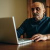 Total de matrículas de pessoas com mais de 60 anos em cursos de EAD aumentou 672% em uma década - Envato