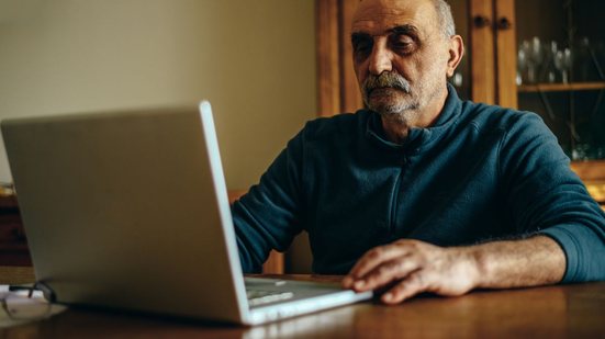 Total de matrículas de pessoas com mais de 60 anos em cursos de EAD aumentou 672% em uma década - Envato