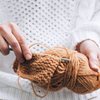 O tricô oferece benefícios psicológicos e sociais consideráveis e pode ser incorporado como parte de intervenções terapêuticas voltadas ao bem-estar - Foto: Envato Elements