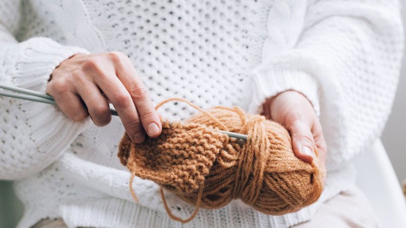 O tricô oferece benefícios psicológicos e sociais consideráveis e pode ser incorporado como parte de intervenções terapêuticas voltadas ao bem-estar - Foto: Envato Elements