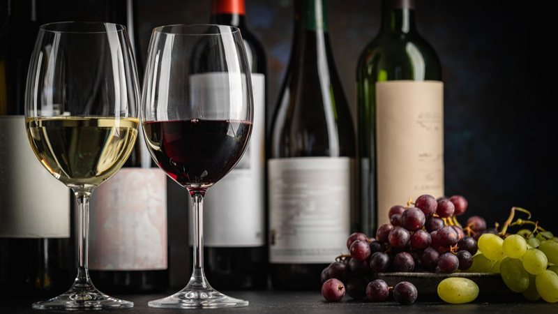 Apesar de parecer difícil, é possível encontrar bons vinho gastando pouco - Foto: Envato Elements