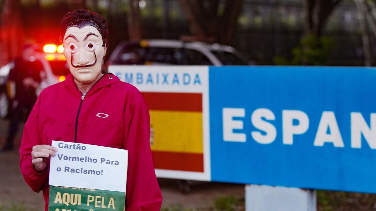 Manifestação de apoio a Vini Jr., em Brasília, em frente a Embaixada da Espanha, país onde ele sofreu ataques racistas - Rafa Neddermeyer/ Agência Brasil
