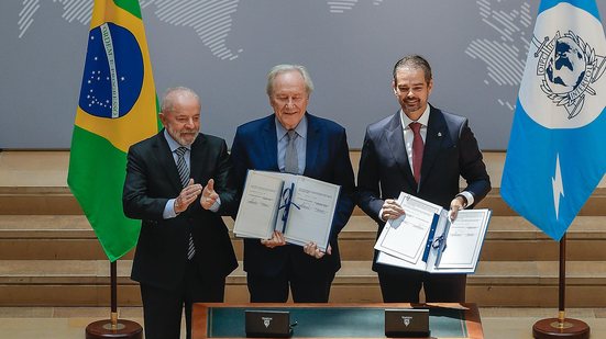 O presidente Luiz Inácio Lula da Silva participou de cerimônia de assinatura de acordo de cooperação com a Interpol, na sede da entidade, em Lyon, - Ricardo Stuckert/PR