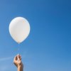 Os participantes do ato soltaram balões brancos para homenagear as vítimas - Adobe Stock