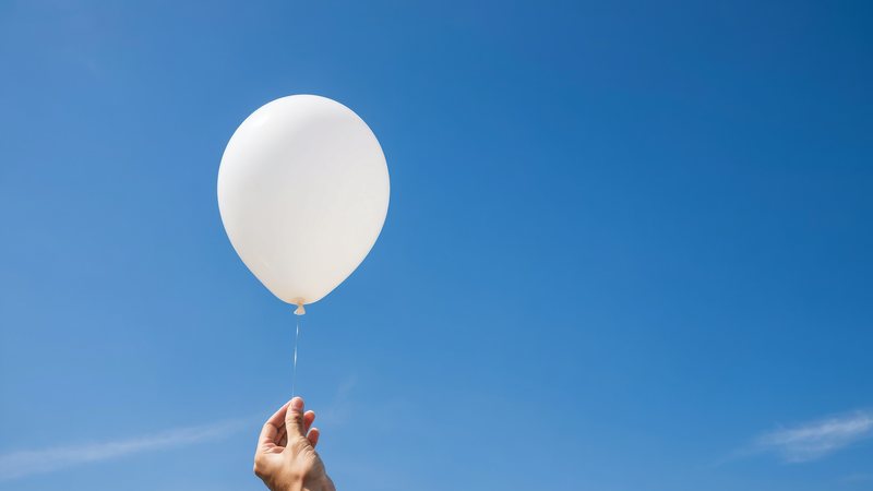 Os participantes do ato soltaram balões brancos para homenagear as vítimas - Adobe Stock
