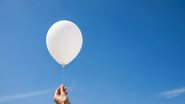 Os participantes do ato soltaram balões brancos para homenagear as vítimas - Adobe Stock